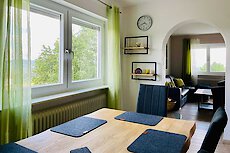 Küche und Wohnzimmer in der Ferienwohnung 1